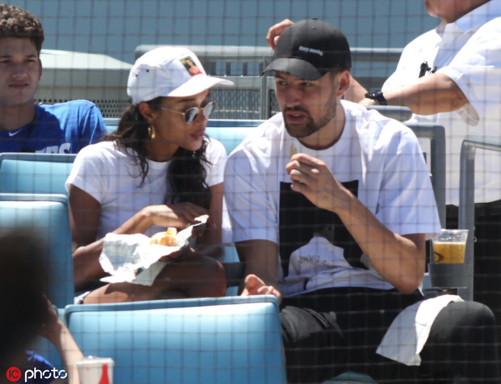 球员受伤倒地，全队围上去（球员倒地受伤，全队纷纷围拢）