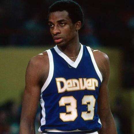 曼城斯特林末节进球助球队获胜（斯特林末段破门助曼城全取三分）