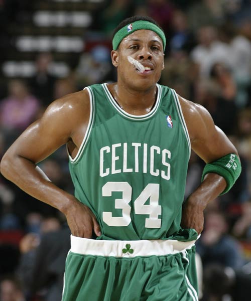 给你修修胡子，瓦科分享自己用剪刀剪克雷桑胡子的照片（瓦科晒照：亲自拿剪刀为克雷桑修胡子）