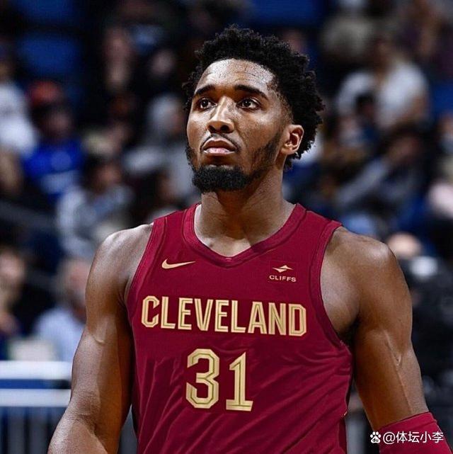 广东3消息！徐杰逃过一劫，麦考尔意外受伤，胡明轩正式回归（广东队三则快讯：徐杰有惊无险，麦考尔意外受伤，胡明轩官宣回归）